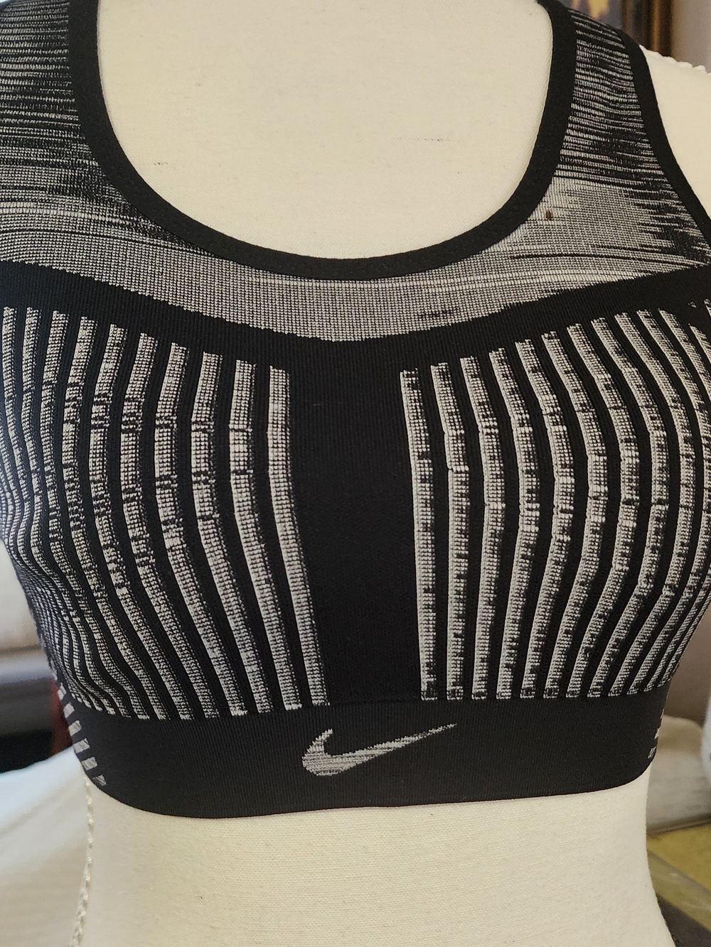 Nike Black & Gray Striped Seamless Sports Bra with Swoosh Sz Small